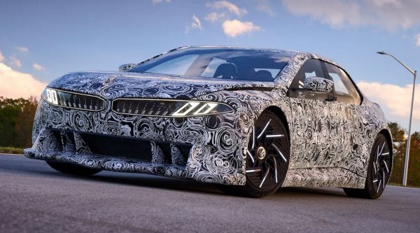 Кога: 2026

Ако се вярва на баварците, следващата "тройка" трябва да донесе революционна промяна. Тя ще е базирана на новото поколение платформи и задвижвания на BMW, наречени Neue Klasse, и ще се предлага едновременно като електрически (i3) и хибриден автомобил. Новото М3 също ще има чисто електрическа версия с 4 електромотора. Новото i3 може би ще бъде показано още в края на тази година, и ще се появи по шоурумите в началото на идната. 

