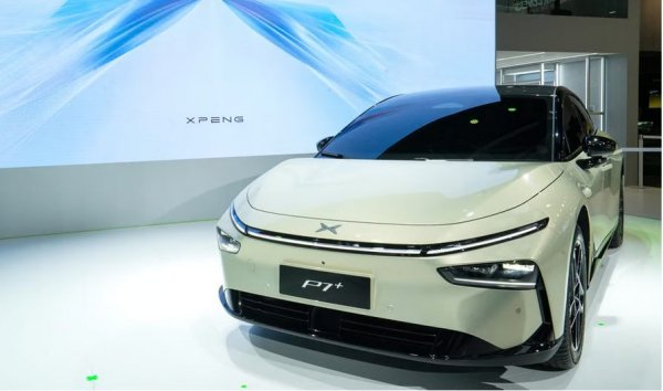 Компанията, която в последните три години е сред рекордьорите по натрупани загуби в автомобилната индустрия, представи в Париж новия P7+ - модел, който според китайците е следващата голяма стъпка към автономното управление. В сърцевината му е изцяло новият чип, собствена разработка на P7+, който Xpeng са нарекли Turing, в чест на британския баща на кибернетиката. 