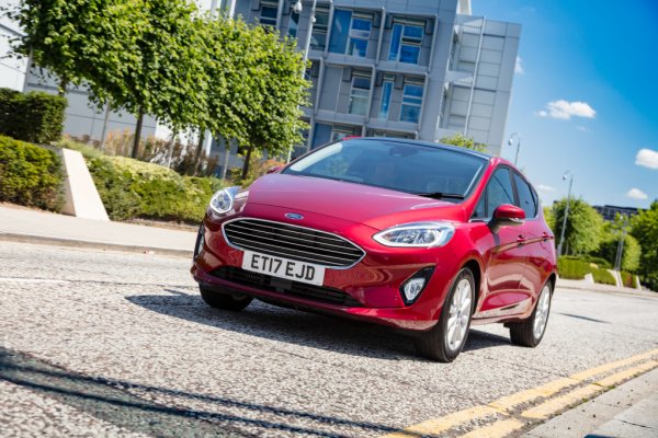 На Мъгливия Албион традиционно си обичат моделите на Ford, въпреки че в момента европейското подразделение на марката преживява тежки времена. Начело по продажби на Острова е Ford Fiesta, следван от новия Ford Focus, който успя да изпревари Volkswagen Golf. Експерти на пазара обаче смятат, че до края на годината може да има промяна, тъй като компактният кросоувър Volkswagen T-Roc набира скорост и приближава челната тройка.