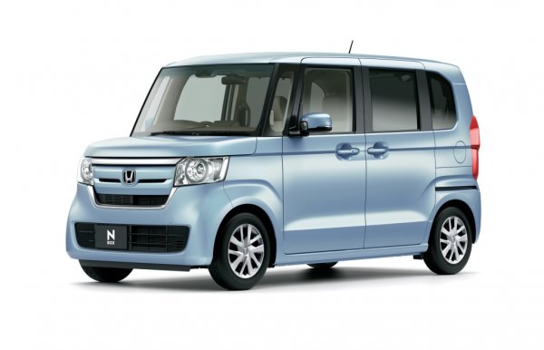 Японците правят забележителни автомобили, които са популярни в цял свят. Местният пазар обаче е подчинен на "кей-карс" - малки коли с мотори с обем до 660 куб. см. Лидер е Honda N-BOX, следван от Suzuki Spacia и Daihatsu Tanto. От "нормалните" машини най-добре се продава хибридът Toyota Prius.