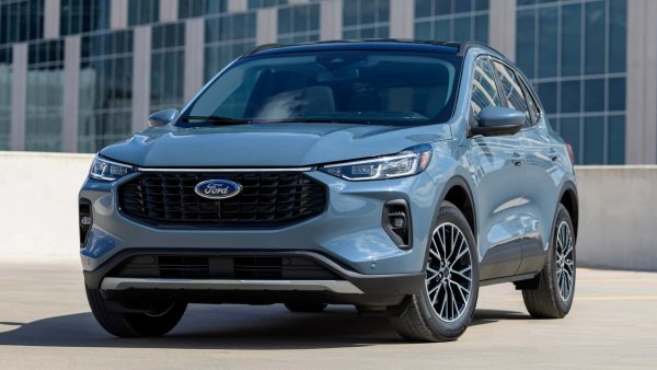 Ford Escape беше 25-ият най-продаван автомобил в Америка миналата година с над 140 000 бройки. Но това все още не е достатъчно, за да може компактният SUV да се задържи в продажба и след 2024 г. Неговото производство ще бъде преустановено преди края на годината.
