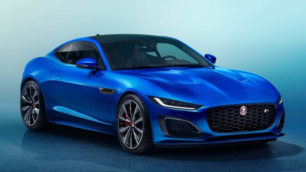 Последният Jaguar F-Type слезе от производствената линия по-рано този месец, почитайки модела с цвят Giola Green, комбинирана с кожа Windsor в салона. Преживявайки 10 години и няколко итерации, една от най-впечатляващите спортни коли на британската марка официално е изчезнала, тъй като компанията преминава към електрификация през следващите няколко години.
