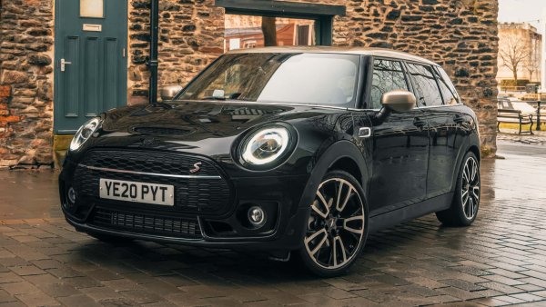 Новата и подобрена гама на Mini няма да включва симпатичния Clubman. Технически все още можете да се закупи такъв през 2024 г., като марката предложи версия Final Edition, която излиза в ограничен тираж. След това Mini ще спре своето комби, поне засега.
