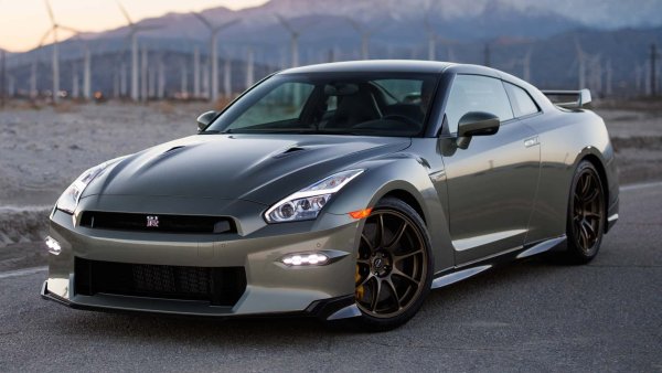 Nissan официално ще прекрати производството на GT-R за Северна Америка през октомври, като се очаква след това същото да се случи и за пазара в Япония. Марката  изпраща своя любим спортен автомобил с две специални облицовки - Skyline Edition и Takumi Edition, които отбелязват дълголетието на GT-R. Настоящият R34 GT-R дебютира още през 2009 г.
