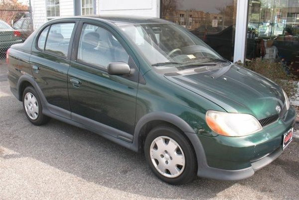 Моделът навлиза през 1999 г., като заместник на Starlet and Tercel, под името Echo и Yaris в зависимост от пазарите. Седанът от първото поколение (1999-2005) се позиционира като икономичен модел, но заедно с това японците икономисват от всичко в автомобила.