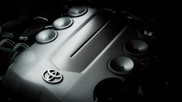 Въпреки общата надеждност на дизеловия 1KD-FTV, в неговата конструкция има слабо място. При пробег над 200 000 км, двигателят може внезапно да започне да губи мощност, от изпускателната тръба да се появи черен дим и метално чукане, особено когато е студен.

Какво да се направи

Това са симптоми на разрушаване на буталото. Най-често се случва поради износване на горивната система или ненавременна поддръжка. За профилактика е важно да се използва само висококачествено гориво, да се следи охладителната система и да се прави ендоскопия на цилиндрите на всеки 100 000 км. При ремонт е по-добре да се използват подсилени бутала.
