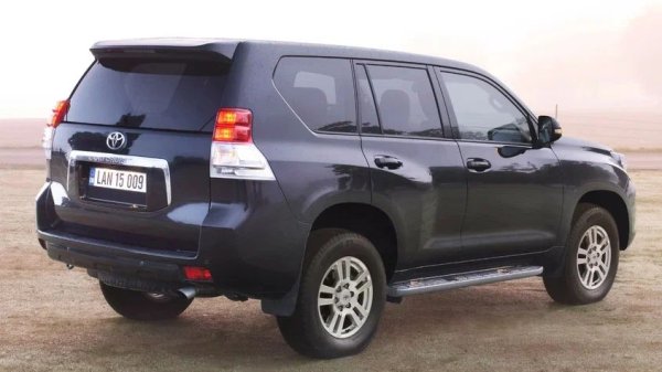 Дизеловият 1GD-FTV с верига и чугунен блок, който се появи по време на рестайлинга, издържа средно 250 000-300 000 км преди основен ремонт. Въпреки това, до 100 000 могат да се появят характерни симптоми на проблеми - шум при студен двигател, влошаване на динамиката и нестабилна работа.

Какво да се направи

Причината е ускореното износване на кобилиците и разпределителните валове, свързано с конструктивните особености на двигателя. За точна диагностика ще е необходимо да се отвори капакът на цилиндровата глава. Ако се потвърди износване, е трябва да се сменят кобилиците, разпределителните валове и често хидравличните компенсатори. За да се удължи експлоатационният живот на двигателя, е необходимо да се намали интервалът за смяна на маслото до 7000-8000 км.
