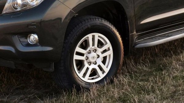 В някои нива на оборудване всъдеходът има задно пневматично окачване. Средно пневматичните пружини издържат около 200 000 км, но дотогава често възникват проблеми - колата започва да се накланя на една страна, системата се нуждае от повече време, за да натрупа налягане, а също така се наблюдава твърдост при шофиране по неравности.

Какво да се направи

Основната причина е замърсяването на системата от въздушни ресивъри, например поради пътни реагенти. Това нарушава работата на компресора и автоматизацията на управлението. В случай на неизправност ще е необходимо да се сменят клапаните, понякога компресорът или самите цилиндри. За да се удължи ресурсът на системата, се препоръчва редовно промиване на "пневматиката" и наблюдение херметичността на тръбопроводите.
