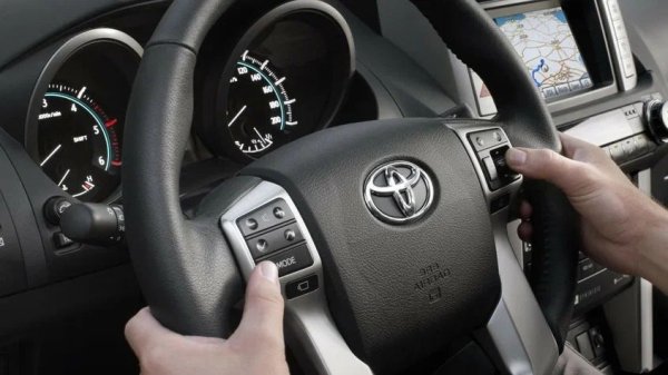 Кормилното управление на всъдехода е със сервоусилвател и като цяло е надеждно. След 150 000 километра обаче може да се появи забележим луфт на волана.

Какво да се направи

Основната причина е износването на долното каре на кормилния вал. С течение на времето се появяват хлабини, които причиняват луфт. Проблемът се решава чрез подмяна. След 100 000 км е препоръчително да се проверява състоянието, а също и да се предотвратява попадането на влага и мръсотия.
