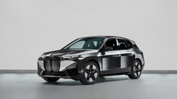Уникалното и подобно на хамелеон BMW iX дебютира на изложението CES в Лас Вегас миналия януари. Електрическият SUV е боядисан със специално покритие, което може да променя цвета си въз основа на редица фактори. Въпреки че BMW разполага само с нюанси на черно и бяло, германският производител работи заедно с тайванската компания E Ink, за да създаде много други цветове. 

Отвъд естетиката, промяната на цвета има много специфична цел. Всъщност в случай на горещ климат по-светлият цвят ще намали поглъщането на топлина, което ще доведе до по-малко използване на енергия от батерията. 