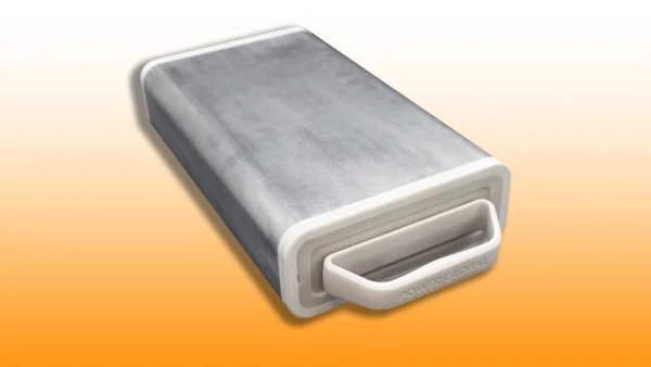 Индия е една от най-замърсяващите страни в света и все още изглежда много назад по пътя към електрификацията. Поради тази причина изобретението на компанията Power Global е много важно. eZee е литиево-йонна батерия, която може да се монтира на многото триколки, присъстващи в индийските градове, и която може да бъде заменена, като се отиде до някой от павилионите на компанията. 

Rap Eco Motors - компанията, която произвежда триколки като Rickshaw, вече е поръчала 50 000 комплекта, които биха елиминирали 3,7 милиона тона CO2, отделяни годишно. 