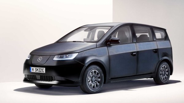 Проектираната в Скандинавия, Sono Sion е електрическата кола, която (потенциално) не се нуждае от презареждане. Нейната тайна се крие в 456 слънчеви панела, които могат да гарантират от 112 до 245 км на седмица. Когато обаче слънчевата енергия не е достатъчна, пакетът батерии от 54 кВт/ч може също да се презарежда в постоянен ток до 75 кВт за общ пробег от 305 км. Всички планирани за производство 19 000 бройки вече са резервирани за около 29 900 евро в Германия. 