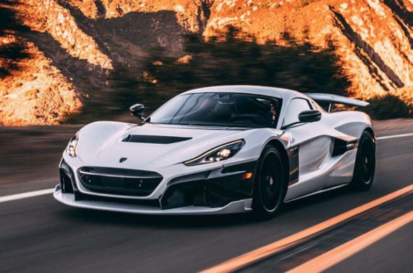 Nevera изпортроши всякакви рекорди миналата година. Всъщност, те бяха 20! Да, 20 рекорда по ускорение. Направиха бижуто най-бързата електрическа кола на света. Това бебче успя да завърти една обиколка на Nurburgring  за 7 минути и 5 секунди.  Така че плащате много и получавате много.

1914 конски сили осигуряват на Nevera ускорение от само 1.81 секунди до 100 км/ч. Лидерът о скорост е снабден с H-образна 120kWh батерия. 
