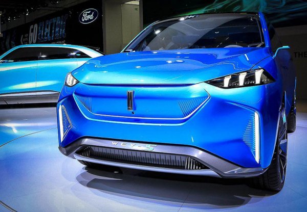 Премиум-брандът на Great Wall представи във Франкфурт кросоувъра S, който показва как ще изглежда следващото поколение на модела VV5. Факт е, че серийният автомобил няма да изглежда така, тъй като по него има доста технически решения, които ще отпаднат преди стигането му до конвейера. Сред тях са задните врати, които се отварят обратно и липсата на централни стойки. Многото монитори и автопилотът от четвърто ниво обаче ще останат. Wey-S се задвижва от 2 електромотора със съвкупна мощност 354 к.с., ускорява от 0 до 100 км/ч за 4,9 секунди и има пробег от 400 км с едно зареждане.
