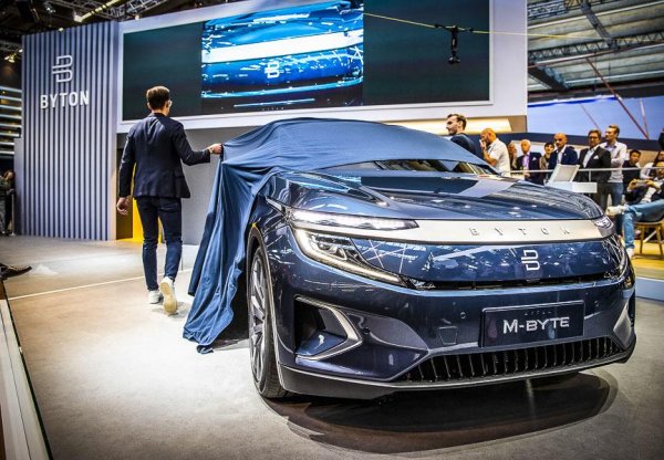 Последен в списъка е един доста интересен кросоувър от бранда Byte от Future Mobility Corporation (FMC), създаден от бивши сътрудници на Nissan и BMW. Машината беше показана като концептуален модел на изложбата CES 2018 в Лас Вегас, а във Франкфурт беше показана нейната серийна версия, която не е кой знае колко различна.