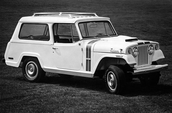 Стремежът към най-новите дизайнерски тенденции е продиктуван, наред с други неща, от спешната необходимост от модифициране на двигателното отделение за дългоочакваните AMC агрегати с голям обем - редови "шестаци" с обем 3,8 и 4,2 литра, както и 5-литров V8.

Програмата за актуализация не се ограничава само до тези актуализации: името, съкратено просто на Commando, включва и машина с индекс C104, която е с удължено междуосие (2642 мм). Тиражът на финалните версии със &bdquo;сърца&ldquo; от American Motors Corporation е 20 223 броя.