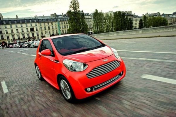 <p><strong>Топ 10 на най-компактните коли, според Forbes<br /><br />9.<a href="http://www.automedia.bg/search/?cx=002410455876641964495%3A9pjna_gcbea&amp;cof=FORID%3A10&amp;ie=UTF-8&amp;q=Aston+Martin+Cygnet+&amp;sa=&amp;siteurl=www.automedia.bg%2Fsearch%2F%3Fcx%3D002410455876641964495%253A9pjna_gcbea%26cof%3DFORID%253A10%26ie%3DUTF-8%26q%3DToyota%2BiQ%2B%26sa%3D"> Aston Martin Cygnet </a></strong><br /><br />Дължина 3078 мм, широчина 1680 мм, височина 1500 мм<br />Тегло: 890 кг<br />Максимална скорост: 170 км/ч<br />Цена: $49 500<br /><br />Първият  компактен автомобил от премиум-класа бе пуснат в производство през 2011  г. Той е направен на базата на Toyota iQ, като се произвежда от Аston  Martin в Англия, но двигателите се доставят от Япония. Според  създателите на модела, целта им е била да удовлетворят исканията на  клиентите на Aston Martin, които живеят в централната част на големите  градове и се нуждаят от втора кола в семейството.<br /><br /><a href="http://www.automedia.bg/search/?cx=002410455876641964495%3A9pjna_gcbea&amp;cof=FORID%3A10&amp;ie=UTF-8&amp;q=Aston+Martin+Cygnet+&amp;sa=&amp;siteurl=www.automedia.bg%2Fsearch%2F%3Fcx%3D002410455876641964495%253A9pjna_gcbea%26cof%3DFORID%253A10%26ie%3DUTF-8%26q%3DToyota%2BiQ%2B%26sa%3D">Cygnet </a>е  снабден с най-модерни технологии, в това число и iPod. Главното при него  обаче е външният му вид - това е типичен Аston Martin. В салона има  място за четирима човека - трима възрастни и едно дете.</p>