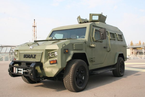 С най-голям военен стаж са версиите на Land  Cruiser от серията 70, които и до днес се произвеждат по поръчка на някои войски и ООН. А на базата на доста по модерния 200 различни специализирани компании предлагат бронирани военни машини.