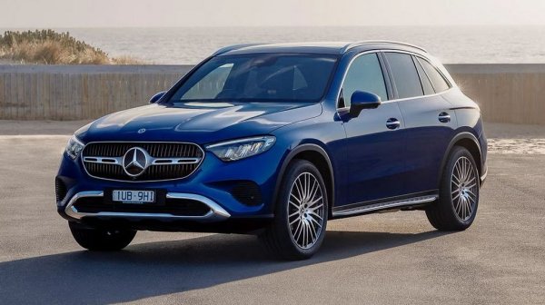 Mercedes отчита 900,000 продажби за първата половина на годината (компанията винаги закръгля показателите в отчетите си), което е спад от 6 на сто спрямо същия период на 2024 . Спадът засяга всички сегменти. При достъпните модели (entry) той е цели 12%, резултат на осезаемо повишените цени, намалялото предлагане и на изчакването новият CLA да стигне до шоурумите. Но дори и в най-високия сегмент лимузините и луксозните спортни коли на Mercedes отчитат 5% спад. В Европа продажбите намаляват с 3 на сто, в Азия (включително Китай) - с 11 на сто, а в Северна Америка - с 6 на сто. 
НА СНИМКАТА: GLC си остава най-продаваният модел на Mercedes в света
