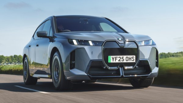 Компанията от Мюнхен е най-силна в електрификацията от целия премиум сегмент. За шестте месеца баварците са пласирали 220,540 чисти електромобила - 2.9 пъти повече от Mercedes, и над 98,000 плъг-ин хибрида. 
