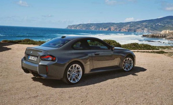 Добре се развиват нещата и на другия полюс, при поделението за спортни автомобили BMW M, чиито продажби са се увеличили с 6.5 на сто (до 105,939). Mercedes не обявява отделни продажби на AMG поделението си, но е ясно, че те са по-малко от тези на BMW M. Общо във високия сегмент Mercedes отчита 129,900 продажби, но тук се включват минимум 25,000 бройки S-Class, EQS, G-Class, GLS и Maybach, които не идват от AMG. 
