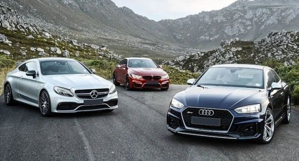 Дори и в годините, когато BMW е била глобален лидер в премиум сегмента, Mercedes удържаше аванса си на родния пазар. Не и сега обаче: от началото на годината BMW има 119,084 нови регистрации в Германия. Тези на Mercedes са 126,964, но в тях влизат Sprinter, Citan и други лекотоварни модели, които не принадлежат към премиум сегмента. Без тях регистрациите на Mercedes са 114,126 (включвайки все пак пътническата V-Class). Audi също не е много по-назад, с около 103,000 доставки. 
