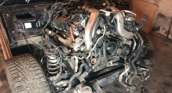 В списъка попада и още един представител на компанията Mercedes-Benz, като този път става дума за легендарния &bdquo;Гелендваен&ldquo;. Както и в случая с предишния автомобил, и този е с тотално увредена предница. От снимките се вижда, че моторът и захранващият блок на всъдехода не са пострадали. Реалната проверка обаче вероятно ще открие много скрити дефекти, които може би ще попречат на възстановяването на колата.