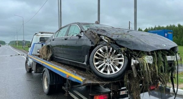 Този седан е произведен през 2017 година и в момента на катастрофата пробегът му е 95 000 км. За автомобил от висок клас това е напълно приемливо, а продавачът твърди, че колата е с най-високото ниво на оборудване. Въпросът обаче е дали си заслужава реставрацията. Със сигурност тя няма да бъде никак лесна, защото е нужно сериозно оборудване и опитен екип, който да я направи. А това ще струва страшно много пари.