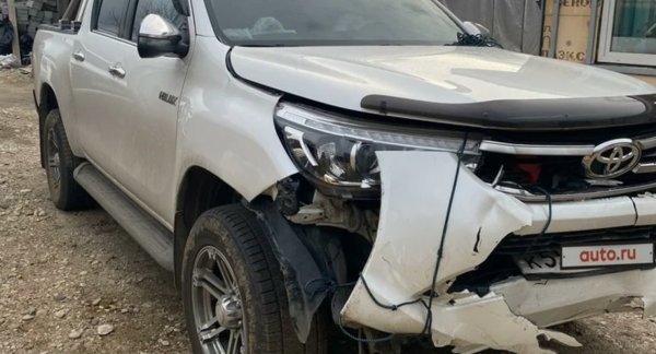 Японският пикап е сравнително популярен на пазара на употребявани автомобили, като специално този автомобил е произведен през 2018 година, а пробегъг му е 70 000 см. В случая проблемът не е толкова в състоянието, колкото във факта, че цената на Hilux като нов стартира от 30 500 евро. Продавачът посочва, че тази кола е с най-високото ниво на оборудване, което донякъде може да оправдае исканата сума, но пък и пораженията по предната част не са никак малки.