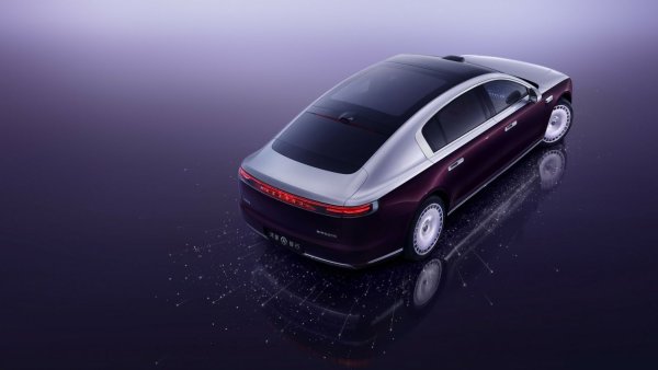 Maextro S800 ще се предлага както с изцяло електрически, така и с хибридни задвижвания с удължен пробег. Електрическият вариант с мощност до 863 к.с. ще получи батерия от 94,364 kWh, а пробегът ще бъде до 702 км. 

