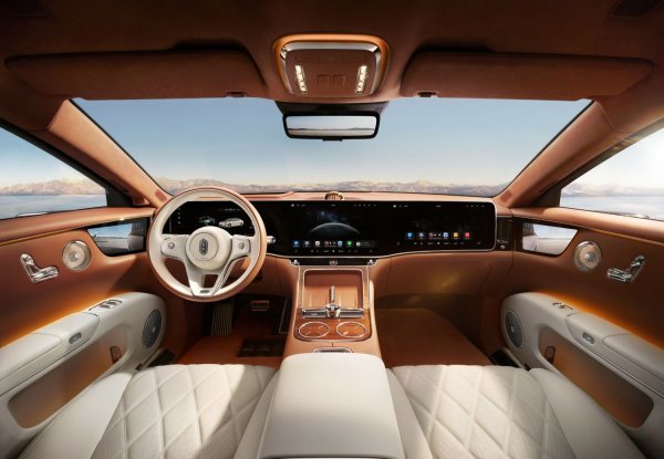 Интериорът на Maextro S800 е завършен с естествени и луксозни материали. Всяко място има персонализирани настройки и независими визуални, аудио и тактилни функции, както и проактивни сензорни услуги. На предното стъкло има троен екран и head-up дисплей.
