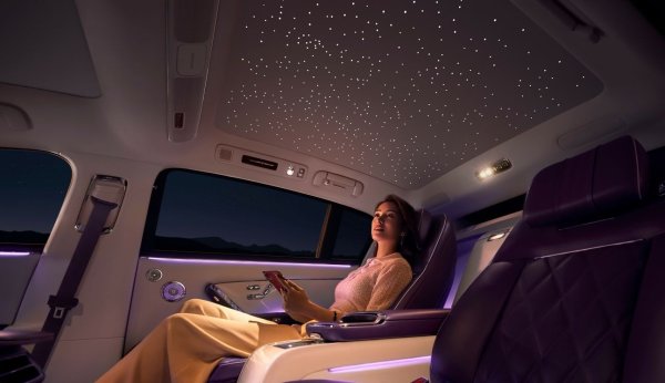 Специално внимание се обръща на създаването на комфорт за пътниците на втория ред седалки. Това се постига чрез наличието на панорамен покрив с функция за звездно небе - нещо, което се беше превърнало в запазена марка за Rolls-Royce=