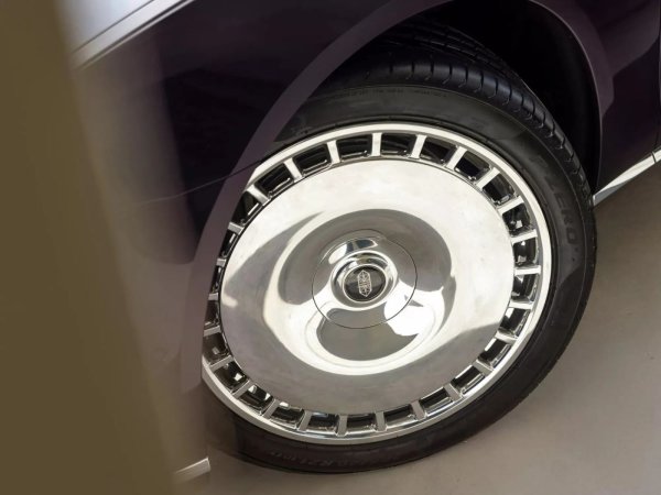 Луксозният седан е оборудван с напълно управляемо шаси и адаптивно окачване. Радиусът на завиване е изключително малък за модел от този клас - само 5,05 метра.