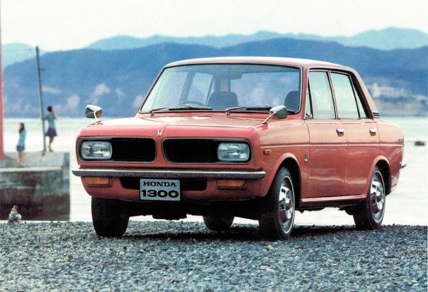 В допълнение към горните модели, които принадлежаха към японския сегмент на &bdquo;кей-автомобилите&rdquo;, преди Civic имаше и Honda 1300 (на снимката) - вече &bdquo;пълноценен&ldquo; автомобил във варианти купе и седан. Появява се през 1969 г. и въпреки познатия външен вид и прогресивното разположение на предните колела, все още е странен в техническо отношение. 

Например, ръководителят на компанията Соичиро Хонда настоява, че двигателят трябва да бъде с въздушно охлаждане. Този двигател също има &bdquo;състезателна&ldquo; система за смазване със сух картер, електрическа маслена помпа и други готини, но твърде скъпи и ненужни решения за масов автомобил. 