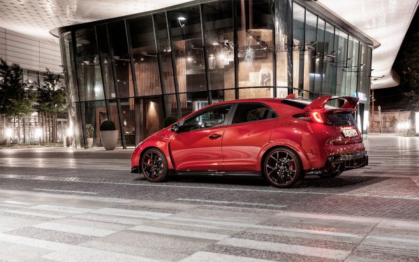 Всъщност в това неофициално състезание останаха само двама претенденти - Honda Civic Type R и Renault Megane RS. Останалите класически хот-хечове или спряха развитието си, или изчезнаха.  Дори обаче обикновен Civic носи забавление на пътя, благодарение на високооборотните и отзивчиви двигатели със известната система VTEC, както на и умело настроеното шаси. Факт е, че през последните години моделът сякаш стана по-цивилизован и по-спокоен, без да броим, разбира се, версията Type R.