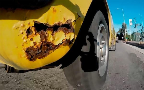 Всъщност първите поколение на Honda Civic имаха известни проблеми, като те се отнасят най-вече за склонността им към ръждясване. Там, където пътищата бяха осолени през зимата, корозията изяде хечбековете само за три години. Тя засегна не само калниците и други панели на каросерията, но и елементи на окачването. Стигна се до там, че Американският институт за пътна безопасност обяви кампания за изтегляне, по време на която около милион бройки от модела бяха вкарани за ремонт. 

Това обаче не се отрази негативно на следващите поколения на Civic, повечето от които заемат челни места в класациите за най-надеждни автомобили. И това се дължи не само на качеството на изработка, но и на здравината на основните задвижващи агрегати, които успяха да се наложат през годините.