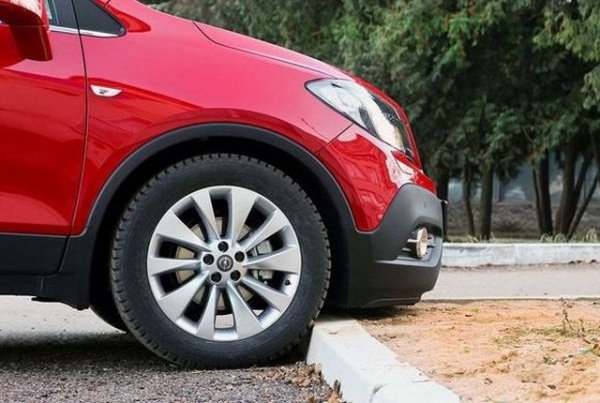 В големите градове това е често срещана практика, въпреки че на много места е забранено. Понякога обаче се налага автомобилът да се качи тротоара по независещи от шофьора причини – например, за да се избегне катастрофа на пътя. Или пък ако някой го е блокирал с колата си и си е тръгнал.
Градските коли в повечето случаи се паркират с предницата към бордюра и именно в тези случаи високият просвет е много полезен. Един седан със задвижване на четирите колела най-вероятно ще пострада – най-вече бронята му, ако се наложи подобна маневра.
