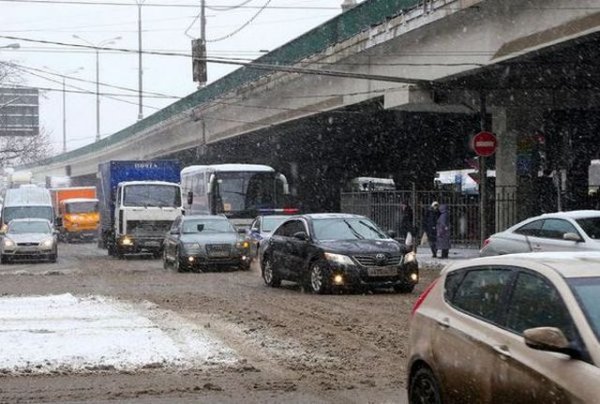 Често срещана ситуация е, когато от движещото се отпред по-голямо превозно средство – камион или автобус - пада голямо парче лед. Кое е по-опасно в случая: да се опиташ да го заобиколиш, разчитайки на стабилизиращата роля на системата 4х4, или просто да преминеш над него? Очевидно първият вариант е по-рисков - не всеки може да се справи с управлението, а и мястото може да не е достатъчно. Докато във втория няма нужда да се прави каквото и да е, стига просветът да е по-висок от стандартното.
