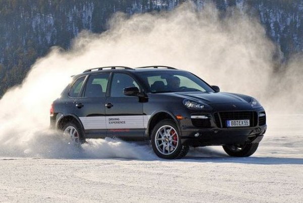 Задвижването на четирите колела кара шофьорите да се отпускат зад волана. Те се предоверяват на системата и вярват, че благодарение на нея колата им може много повече. При ускорение предимството на системата е факт, но при рязко спиране разлика от стандартите коли с предно или задно предаване почти няма. Дори може да е по-трудно, тъй като автомобилите с 4х4 са по-тежки.
