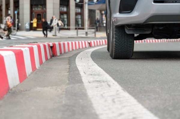 Ниският автомобил закача какви ли не неща по лошо поддържан път. Случва се под него да попаднат клони, изхвърлен боклук и дори предмети, които могат да повредят елементи от окачването. А когато колата е по-висока, тези неща се преодоляват по-лесно и безопасно. 
