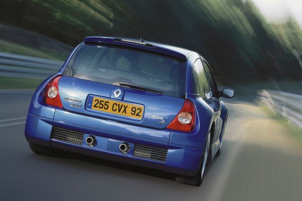 Clio 2 изненадва с откачена V6 версия. В първата си фаза, мъникът е разработка на TWR, а във втората се намесва директно Renault. Двигателят с обем 2,9 литра постига солидните 255 к.с.