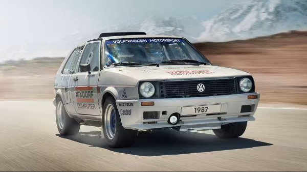 Ако Golf II G60 се смята за Светия Граал на голфовете, Twin Golf, проектиран за най-известното изкачване на хълм в света - Pikes Peak, определено не е изключение. Базиран е на GTI MK2 и разработен ексклузивно за състезания от Volkswagen Motorsport от Хановер.

Това е третата двудвигателна версия на Golf, проектирана за прочутото състезание, оборудвана с два 1,8-литрови 16V турбо двигателя за обща мощност от 652 конски сили. Предлага се със предно, задно или задвижване на всички колела и развива максимална скорост от 184 км/ч.
