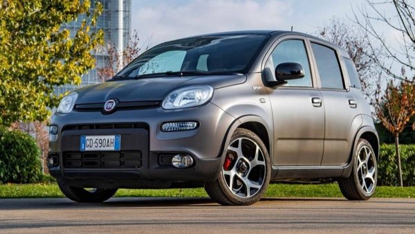 Това е масовият модел с най-голям пазарен ръст през април - цели 980.7%. Като цяло първите четири месеца на тази година са с 40 на сто по-силни от същия период на 2020. Почти половината продажби на Panda се падат на домашния му пазар - Италия. 
