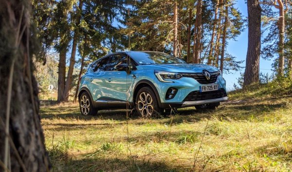 Кросоувърът на Renault има трицифрен ръст през април и почти 56% ръст от началото на годината, но въпреки това изостава малко от конкурентите и изпада от Топ 10, където неизменно бе през миналата година. 
