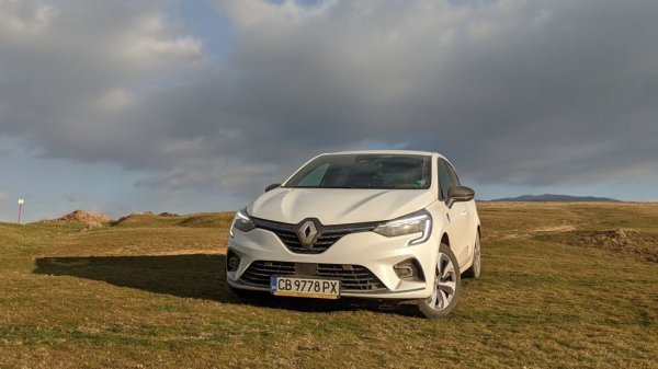 Няколко години френското супермини дишаше във врата на Golf като втория най-продаван модел в Европа. През последните месеци обаче Clio поизпусна парата: едва 4.7% ръст за четирите месеца, и място извън Топ 5. 
