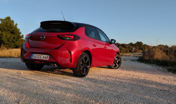 Новата Corsa дебютира точно навръх старта на пандемията и карантинните мерки, и дълго време изоставаше от конкурентите. Но сега бързо наваксва: 35% ръст от началото на годината и цели 322% през април. 
