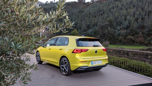 Тоталният хегемон на европейския пазар в последните четири десетилетия успява да оглави класирането по продажби през април, с малко над 500 автомобила аванс пред Peugeot 208. Спрямо миналата година обаче Golf е единственият модел със спад - 6.7%. 
