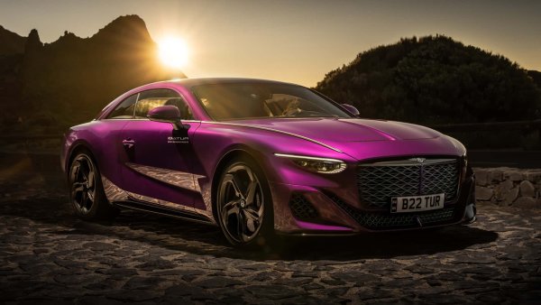 Подразделението Mulliner на Bentley създаде ограничена серия от специално оцветени автомобили във версия Batur. Клиентите могат да изберат купето, струващо 1,8 млн евро, в нюанси на Wasabi Green (зелено), Sunbeam Orange (оранжево), Daybright Blue (синьо) или Fine Brodgar Silver (сиво). Колата изглежда брилянтно във всички тях.
