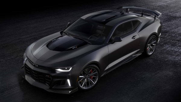 Chevrolet Camaro се готви за пенсиониране. Като негова &bdquo;Лебедова песен&ldquo; марката пусна ограничена серия от модели Collector&rsquo;s Edition. Специално версията ZL1 е ограничена до 350 бройки и се предлага в Panther Black Matte (черно), което е първият матов нюанс на боята, наличен фабрично за Camaro.
