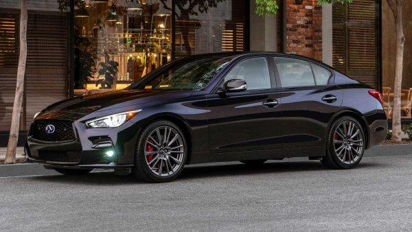 Тази година Infiniti пусна специално издание та Q50 в специален цвят, наречен Black Opal Metallic (черно). Според автомобилния производител, сянката може да има сини, зелени или лилави нюанси в зависимост от ъгъла или начина, по който светлината го удря. Но на всички официални снимки оттенъкът изглежда по-близо до тъмно кафяво или черно.
